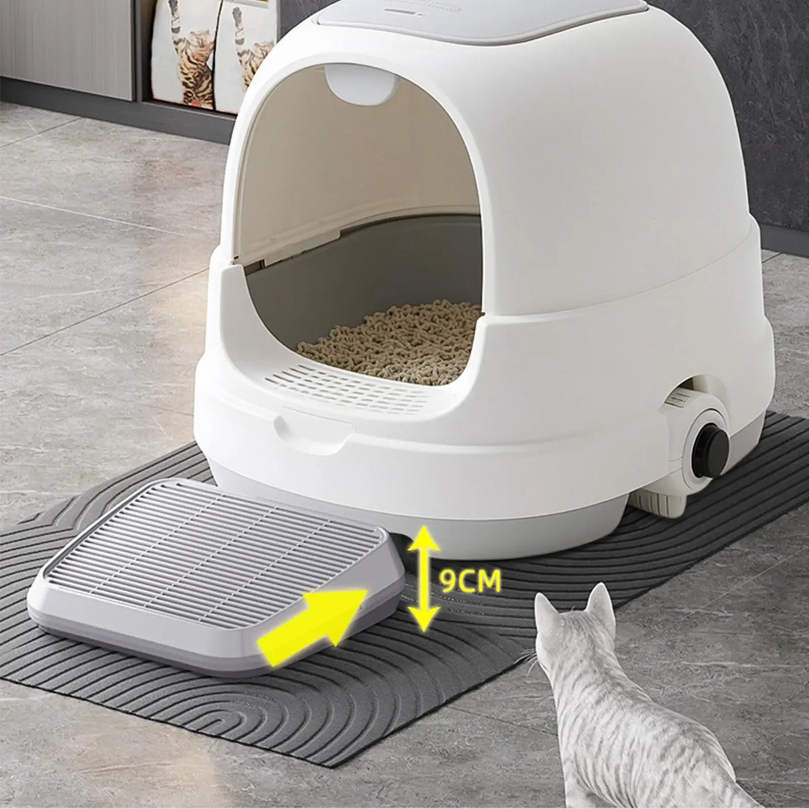 Elevated cat litter catcher ramp shown in front of high-sided litter box with 9 cm height indication