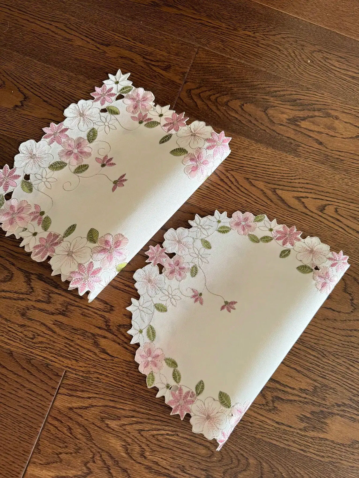 Prairie Bloom Floral Embroidered Placemats – 4-Piece Polyester Set in Rectangular, Oval & Round for Dining or Coffee Table